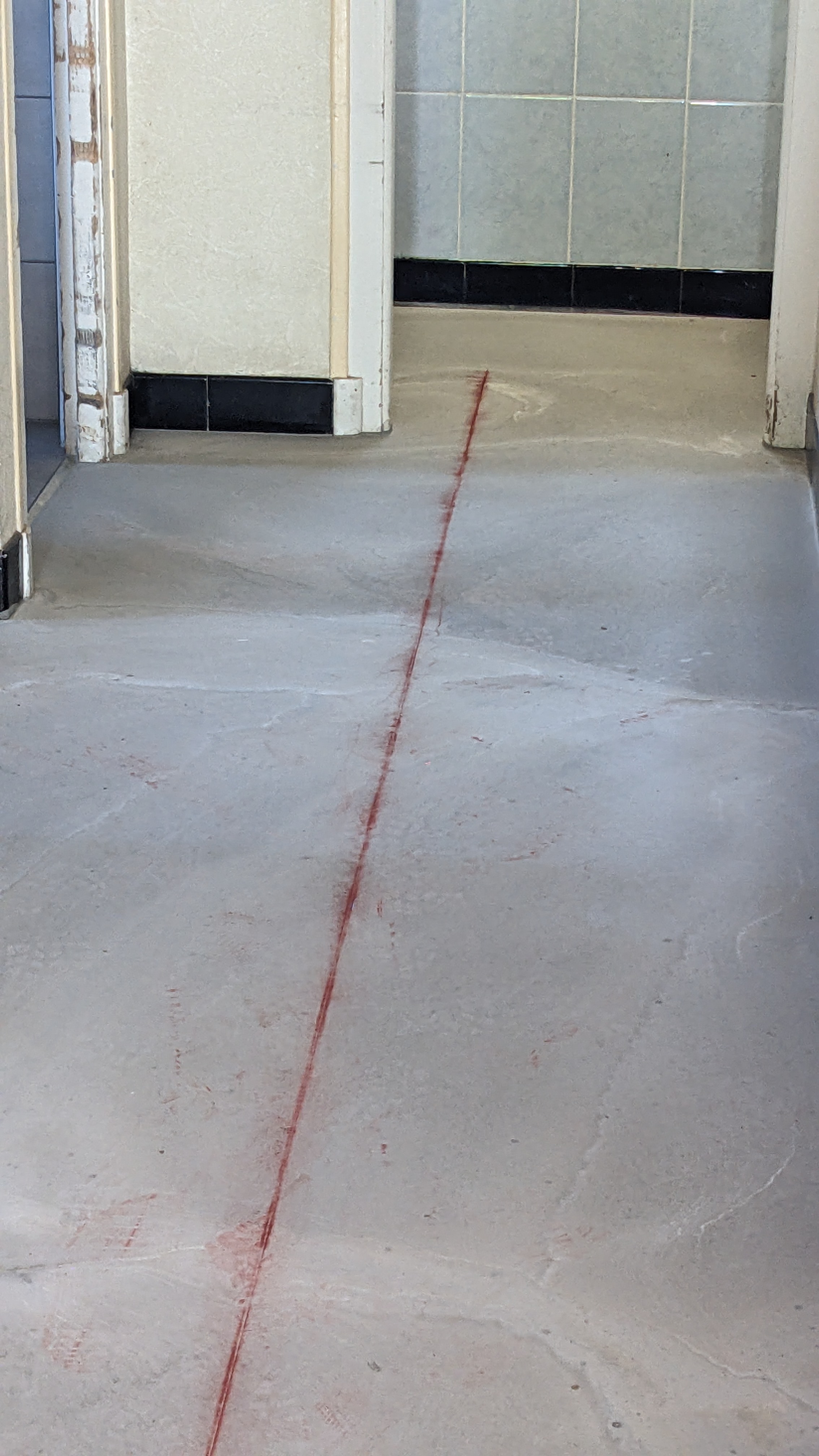 Sol de carrelage avant rénovation par TM Carrelage à Saint-Brieuc, prêt pour une transformation complète