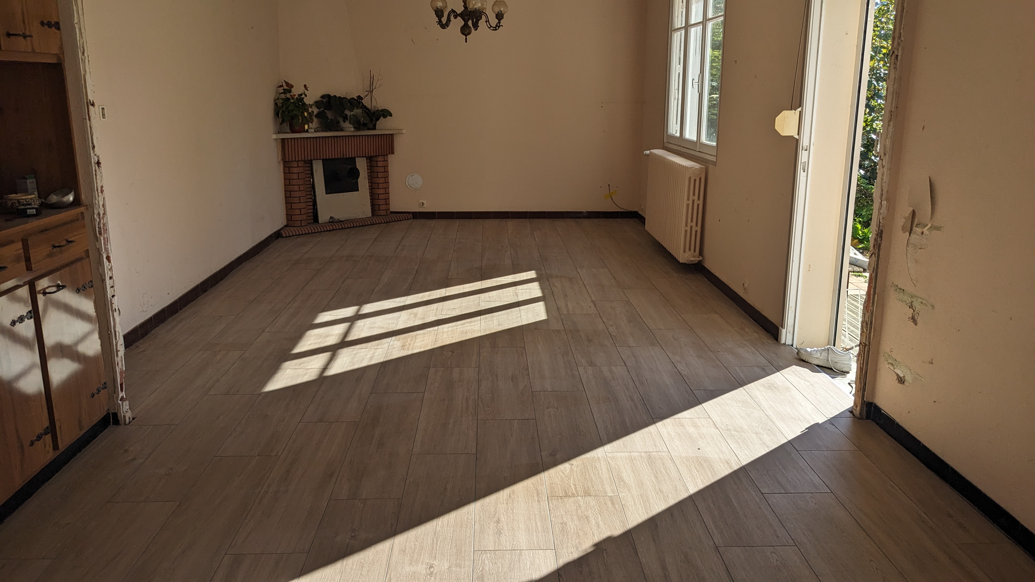 Parquet massif posé avec soin et précision dans un salon rénové à Ploufragan par TM Carrelage