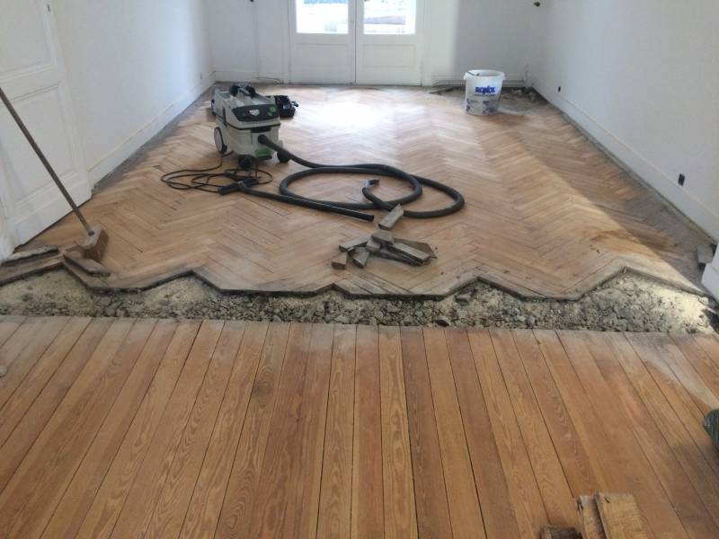 Préparation et nivellement du sol pour la pose de parquet à Saint-Brieuc après la démolition d'un ancien revêtement