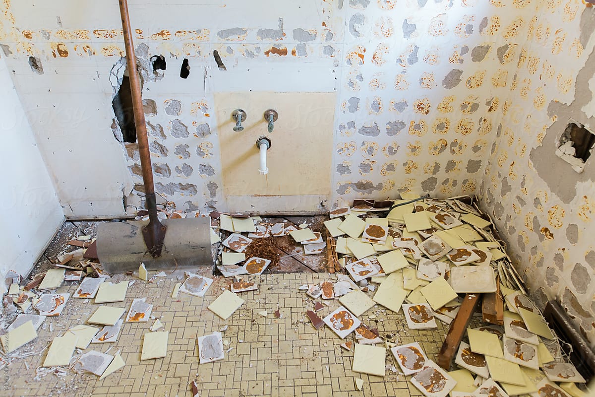 Démolition de carrelage dans une salle de bain à Plérin, préparée pour une nouvelle installation par TM Carrelage